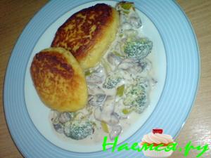 Картофельные котлеты под грибным соусом с брокколи Картофельные котлеты под грибным соусом с брокколи