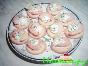 Канапе с креветками и творогом с зеленью