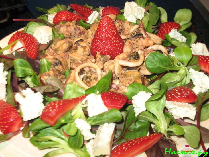 Морской коктейль с сыром и клубникой