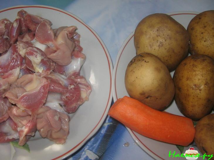 Жаркое в горшочке из куриных желудочков