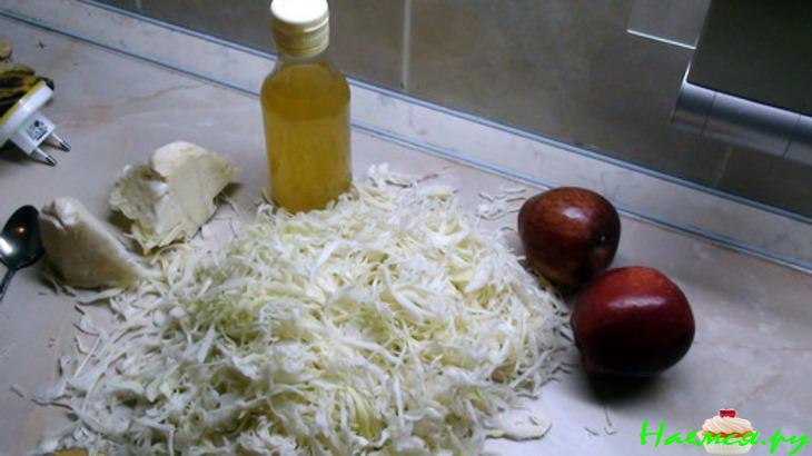 Капуста тушёная с изюмом, яблоками и мускатом Капуста тушёная с изюмом, яблоками и мускатом