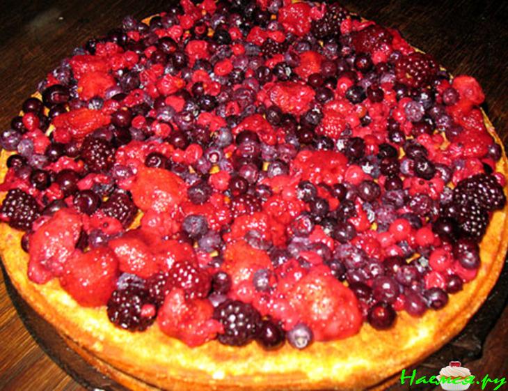 Творожный пирог с красными ягодами Творожный пирог с красными ягодами