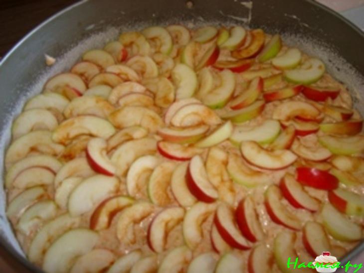 Яблочно-ореховый пирог с морковной стружкой