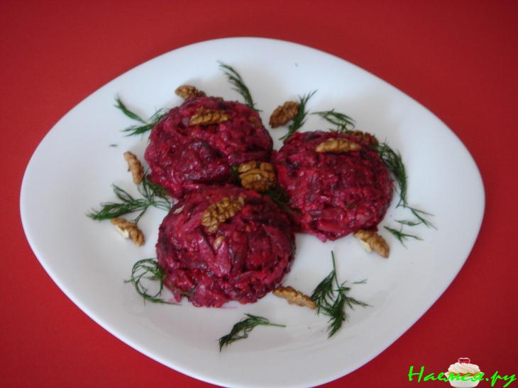 Салат из свеклы под сырно-грибным соусом