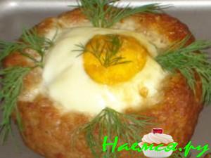 "Гнезда" из фарша с яйцом