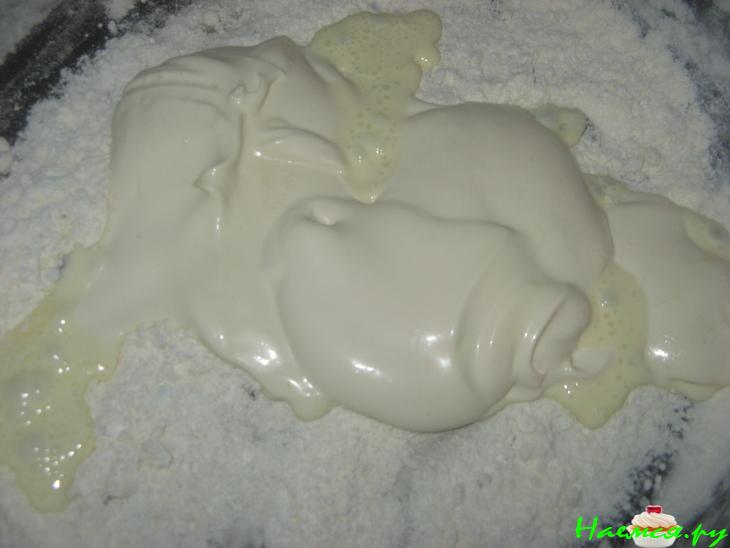 Рулетики из говядины с квашенной капустой в сметанном соусе