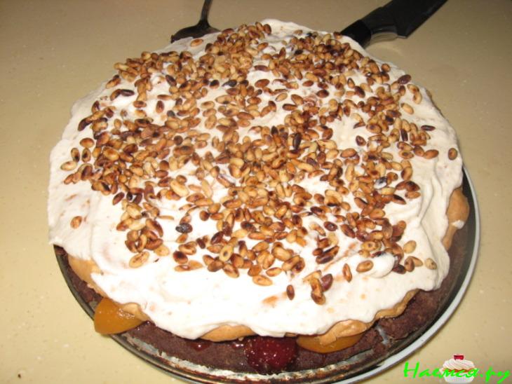 Фруктовый торт с шоколадными орешками