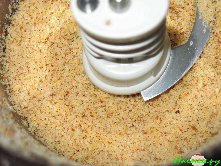 Штрейзельный пирог с клубникой, ревенем и миндалем