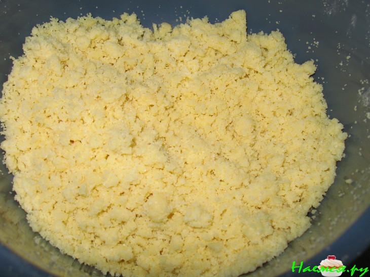 Штрейзельный пирог с клубникой, ревенем и миндалем