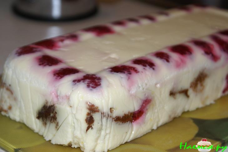 Сметанно-бисквитный десерт с малиной