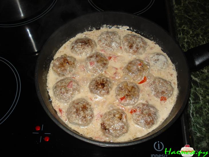 Мясные шарики в сливочно-укропном соусе с помидорками