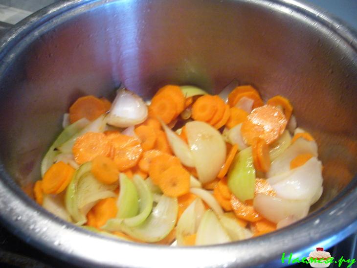 Томатный суп-пюре с креветками и авокадо