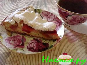 Пирог со сливами и безе
