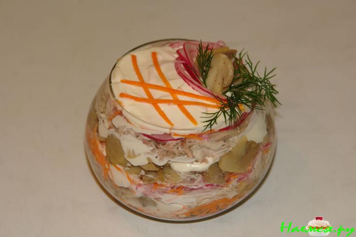 Салат слоеный с шампиньонами и курицей Салат слоеный с шампиньонами и курицей