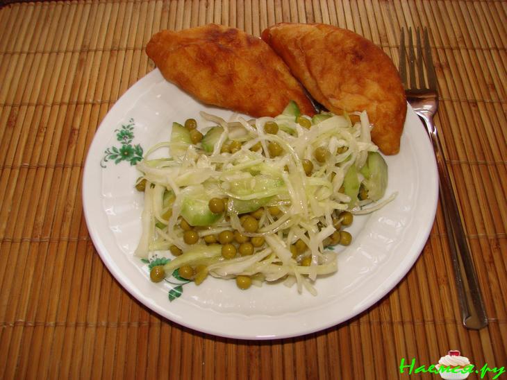 Салат с капустой, огурцом и горошком