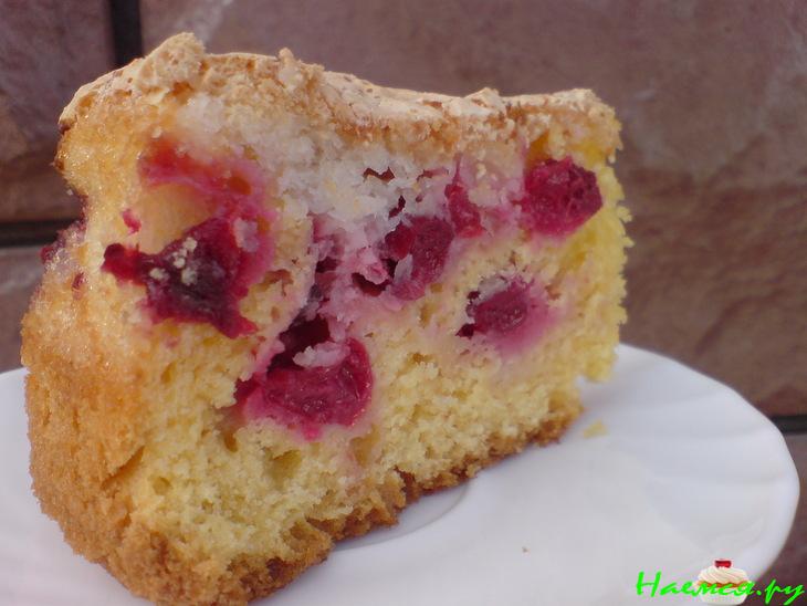 Пирог с вишней и безе