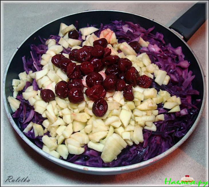 Краснокочанная капуста с можжевельником, вишней и яблоками Краснокочанная капуста с можжевельником, вишней и яблоками