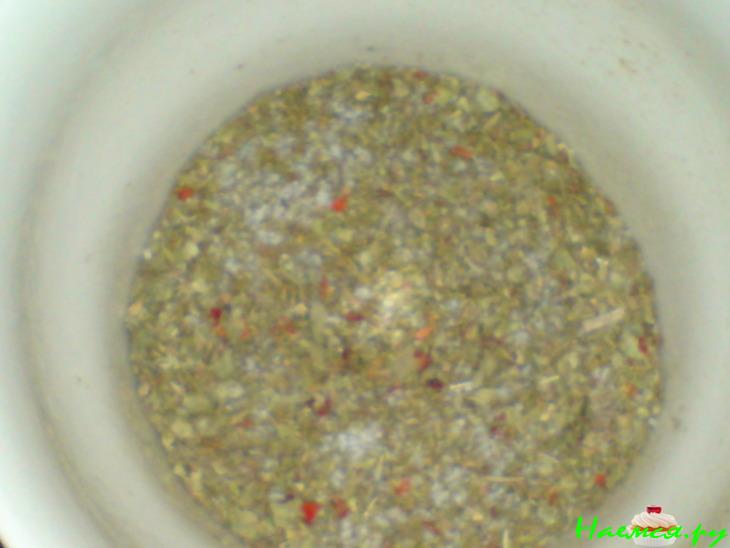 Мясо, запеченное под сметанно-горчичным кремом и нашпигованое черносливом