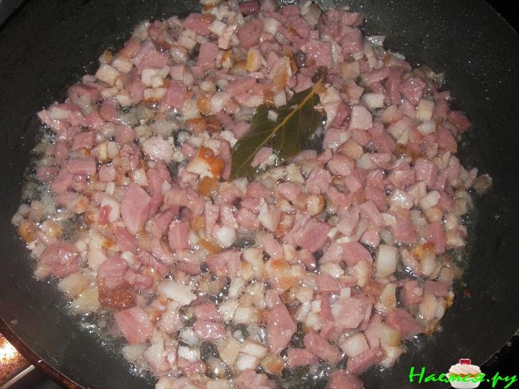 Перец фаршированный беконом, картофелем и грибами