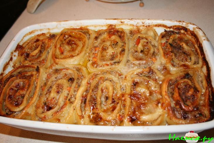 Рулет с мясом и миндалем