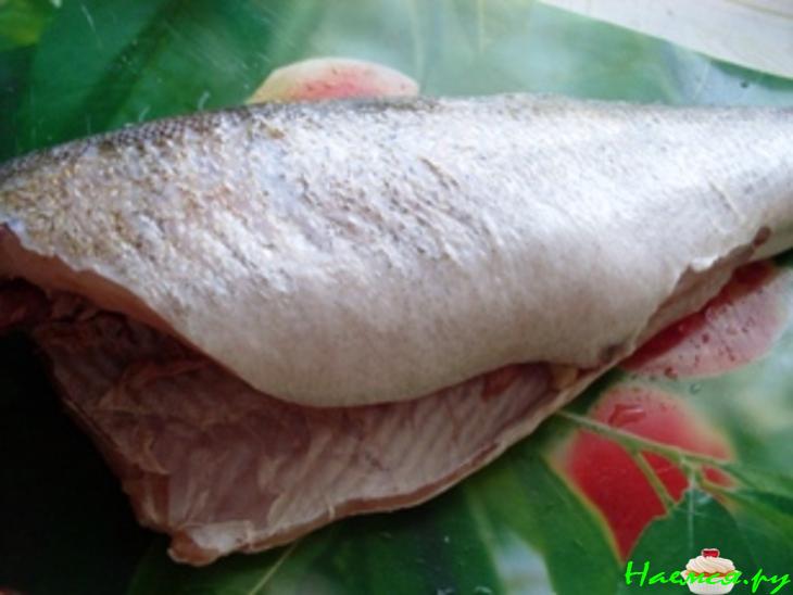 Судак под грибной шубой, с сырной сеточкой