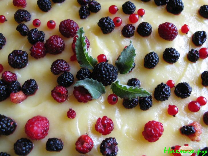 Песочный пирог с заварным кремом и ягодами