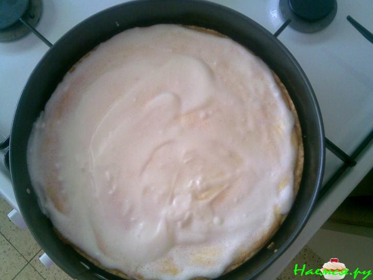 Песочный пирог с абрикосами и творогом