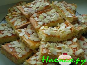 Бисквитный пирог с миндальными хлопьями