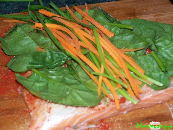 Рулет из лосося со шпинатом