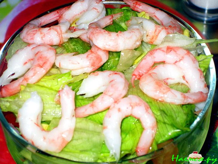 Салат с авокадо и креветками