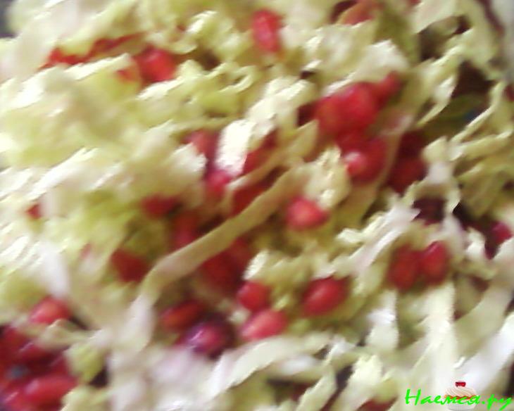 Салат из капусты, граната и изюма