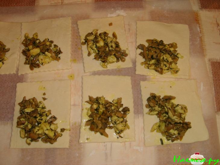 Пирожки из слоеного теста с курицей и грибами