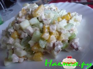 Салат с курицей, яблоком, сельдереем и грецкими орехами