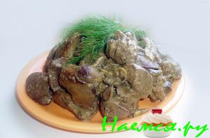 Куриная печень с грибами и сливками