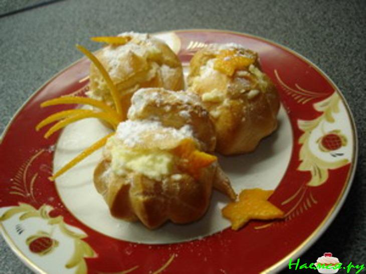 Профитроли с апельсиновым желе и взбитыми сливками