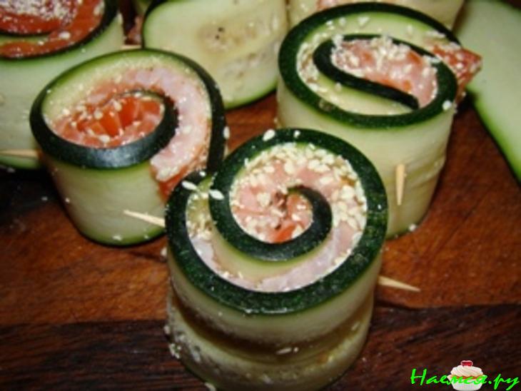 Рулетики из цуккини с семгой и грибным соусом Рулетики из цуккини с семгой и грибным соусом