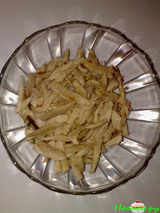 Салат "Любимый" с курицей, шампиньонами и ветчиной Салат "Любимый" с курицей, шампиньонами и ветчиной