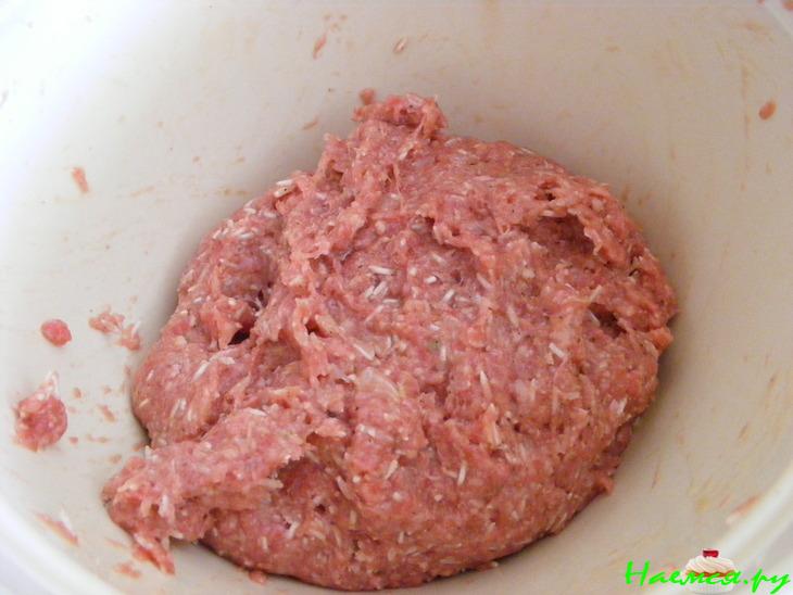 Перец фаршированный рисом и фаршем в сметанно-томатном соусе