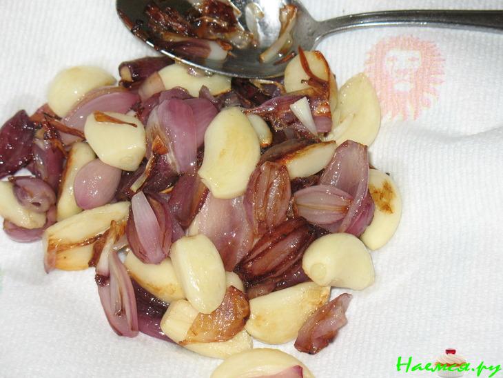 Запеченная свинина с конфитюром из лука, чеснока и винограда