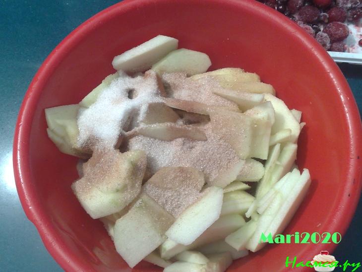 Яблочный пирог с лесными ягодами