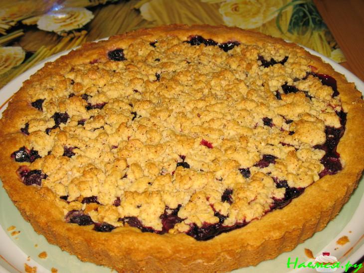 Песочный пирог с вишней и черной смородиной