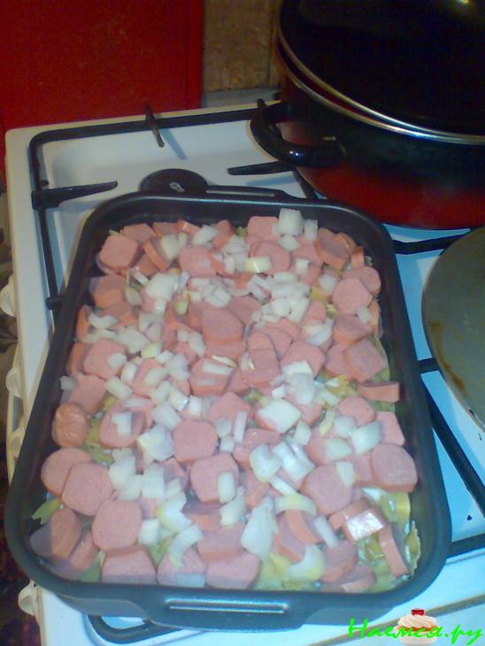 Запеканка из картофеля, макарон и сосисок