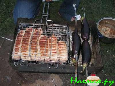 Домашние колбаски жареные на мангале
