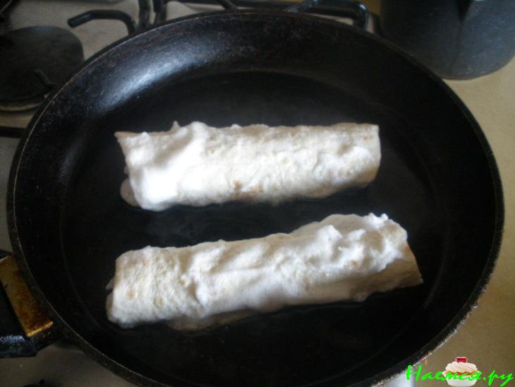 Кукурузный крем - суп с песто и лососевыми роллами Кукурузный крем - суп с песто и лососевыми роллами