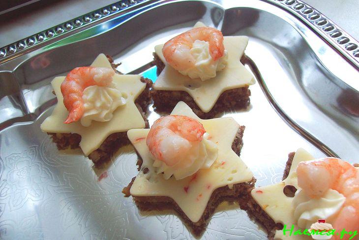 Канапе с креветками на черном хлебе