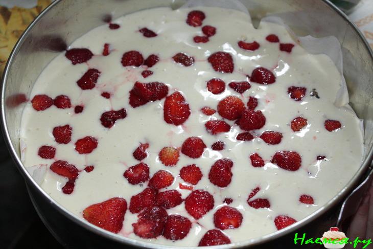 Бисквитный пирог с клубникой Бисквитный пирог с клубникой