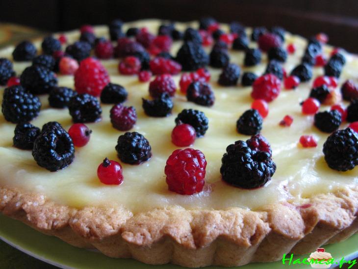Песочный пирог с заварным кремом и ягодами