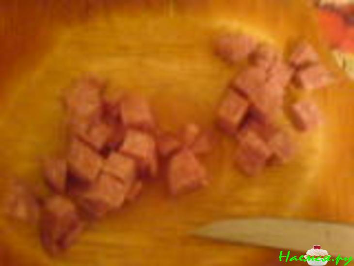 Салат с фасолью и колбасой