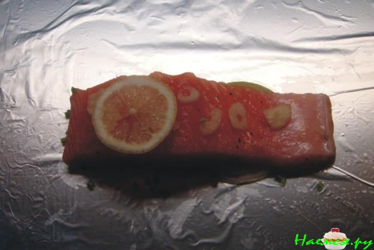 Запечённая в фольге лососина с креветками