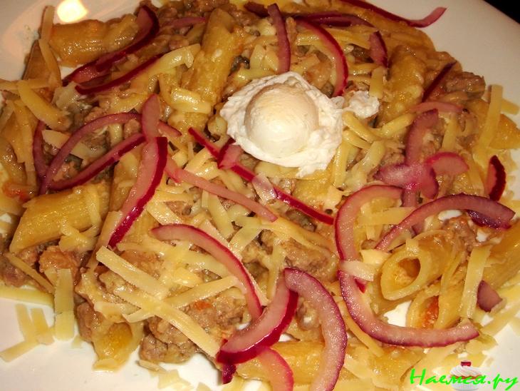 Пенне с мясным соусом и яйцом "Пашот"